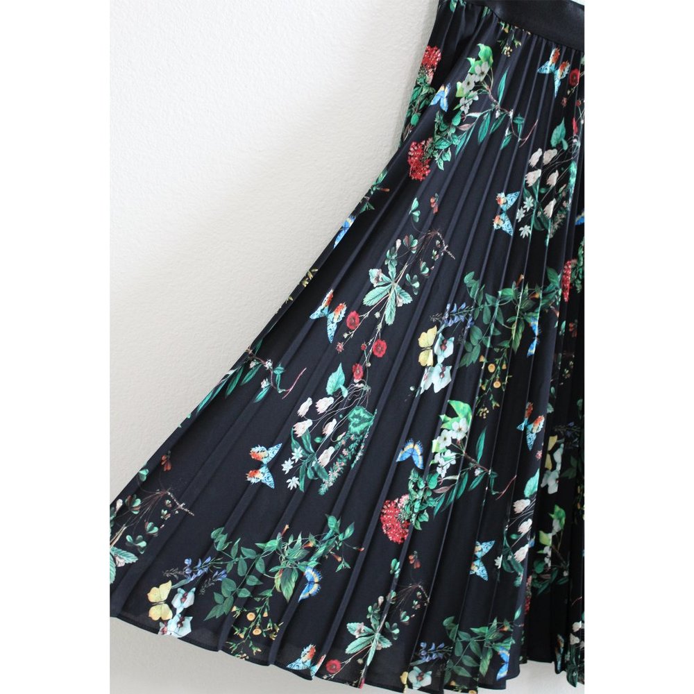 NWOT Express Floral print pleated black skirt - Picture 2 of 4